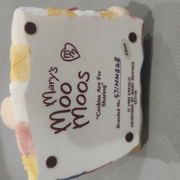 Mary's Moo Moos " Cookies Are For Sharing" 1993 Enesco Figurine - Picture 2 of 3